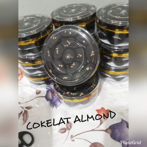 Kue Kering Coklat Almond dan Almond Mata